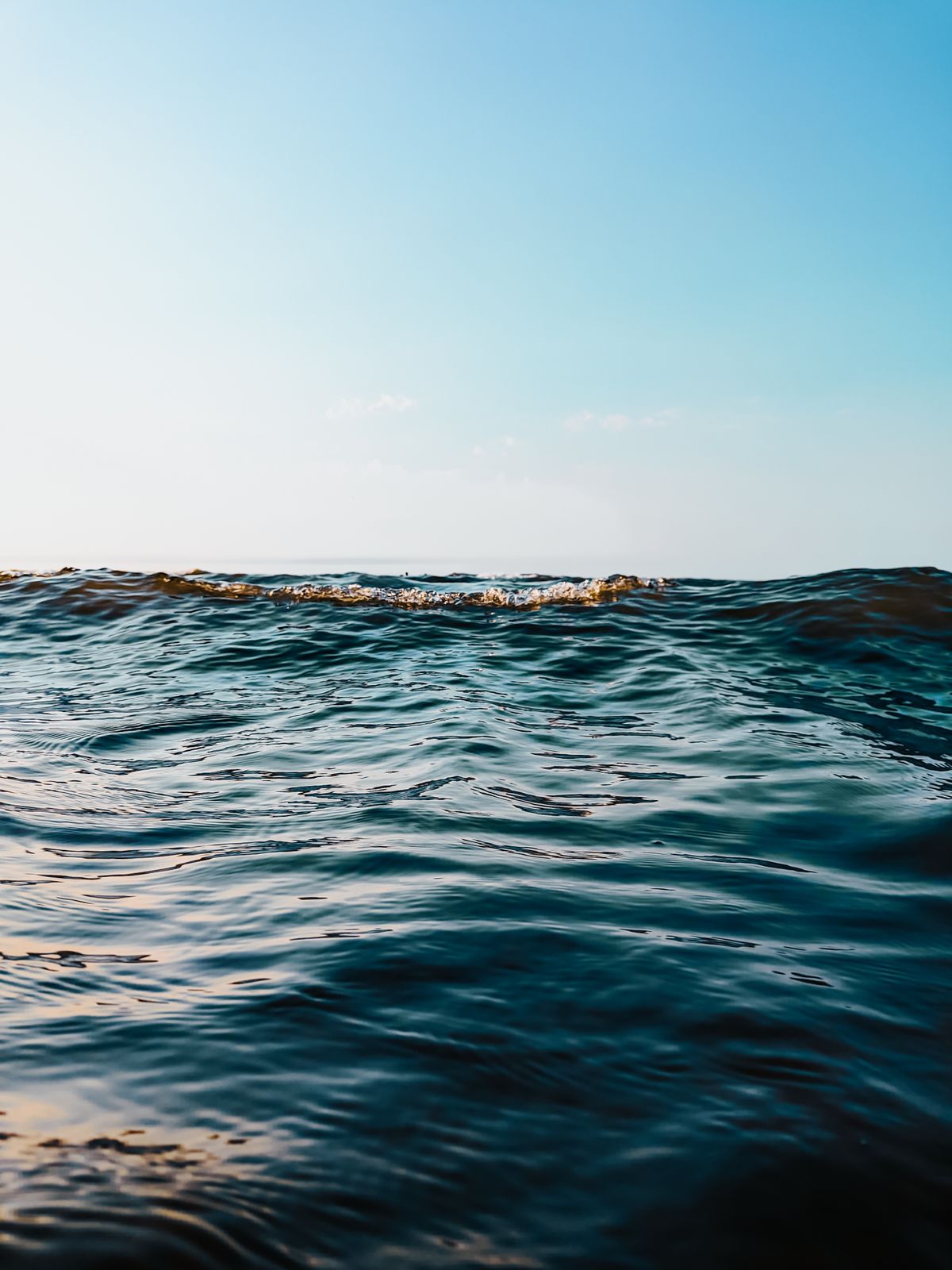 海に浮かぶ帆船のイメージ