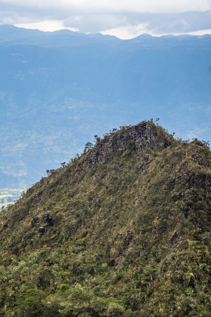 Fotomural Majestuoso paisaje montañoso en Choachí, capturando la exuberante vegetación y cielos dramáticos.