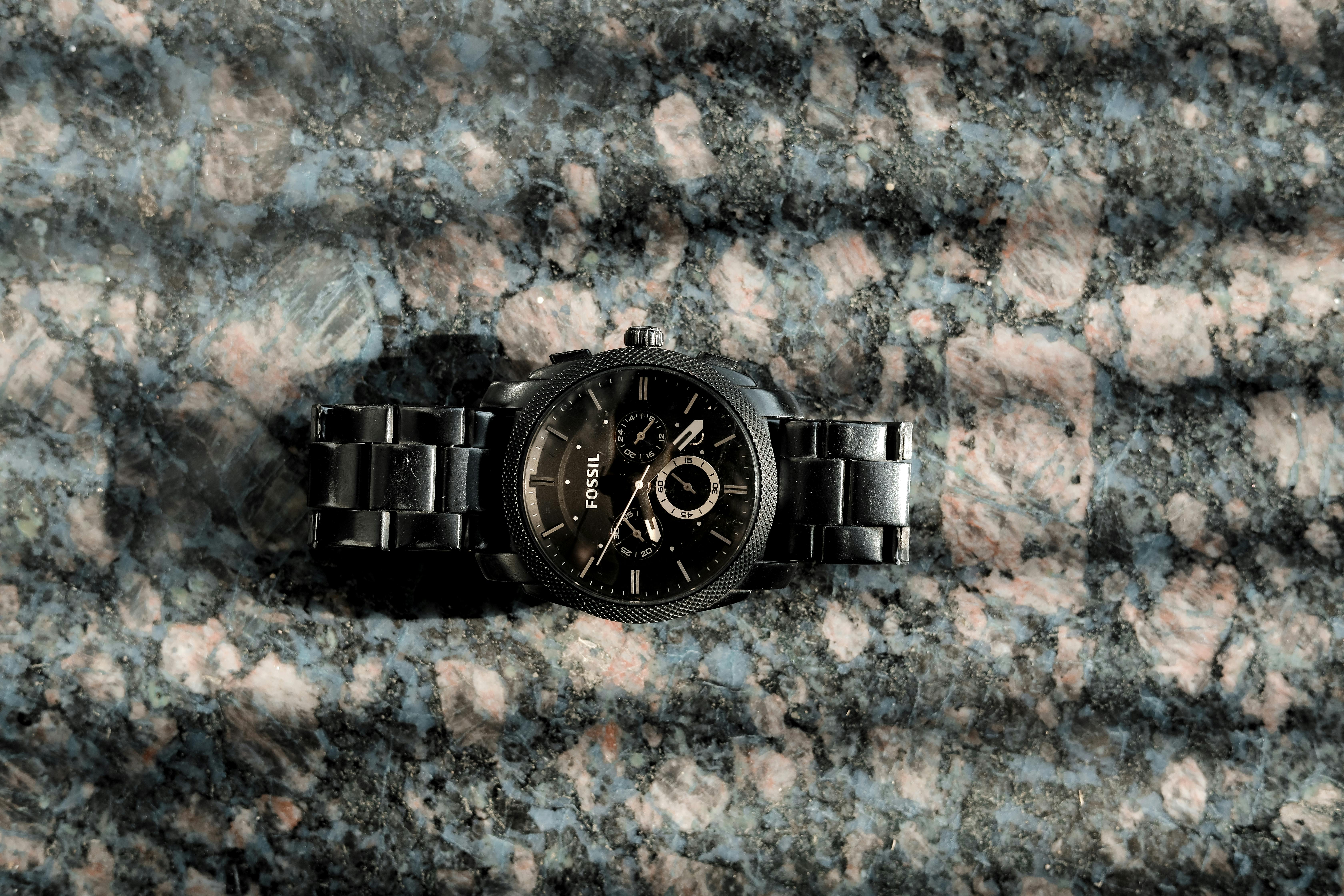 Gratis Orologio Fossil Elegante Su Sfondo Di Granito Foto a disposizione