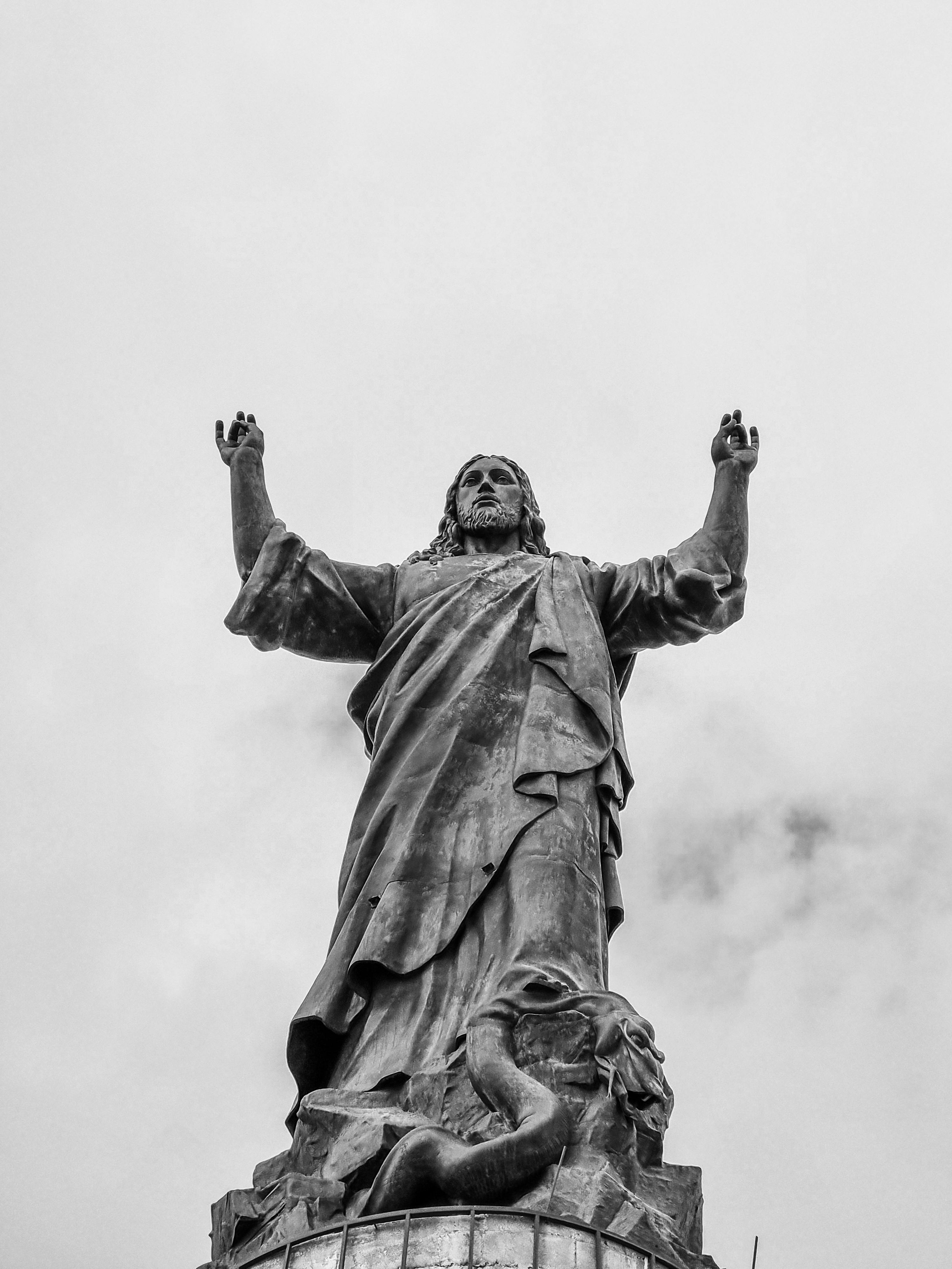 50万円です。Jesus(ジーザス)宇宙人A4サイズです。 Jesus Statue with High-Power Solar Spotlight – Techko Group