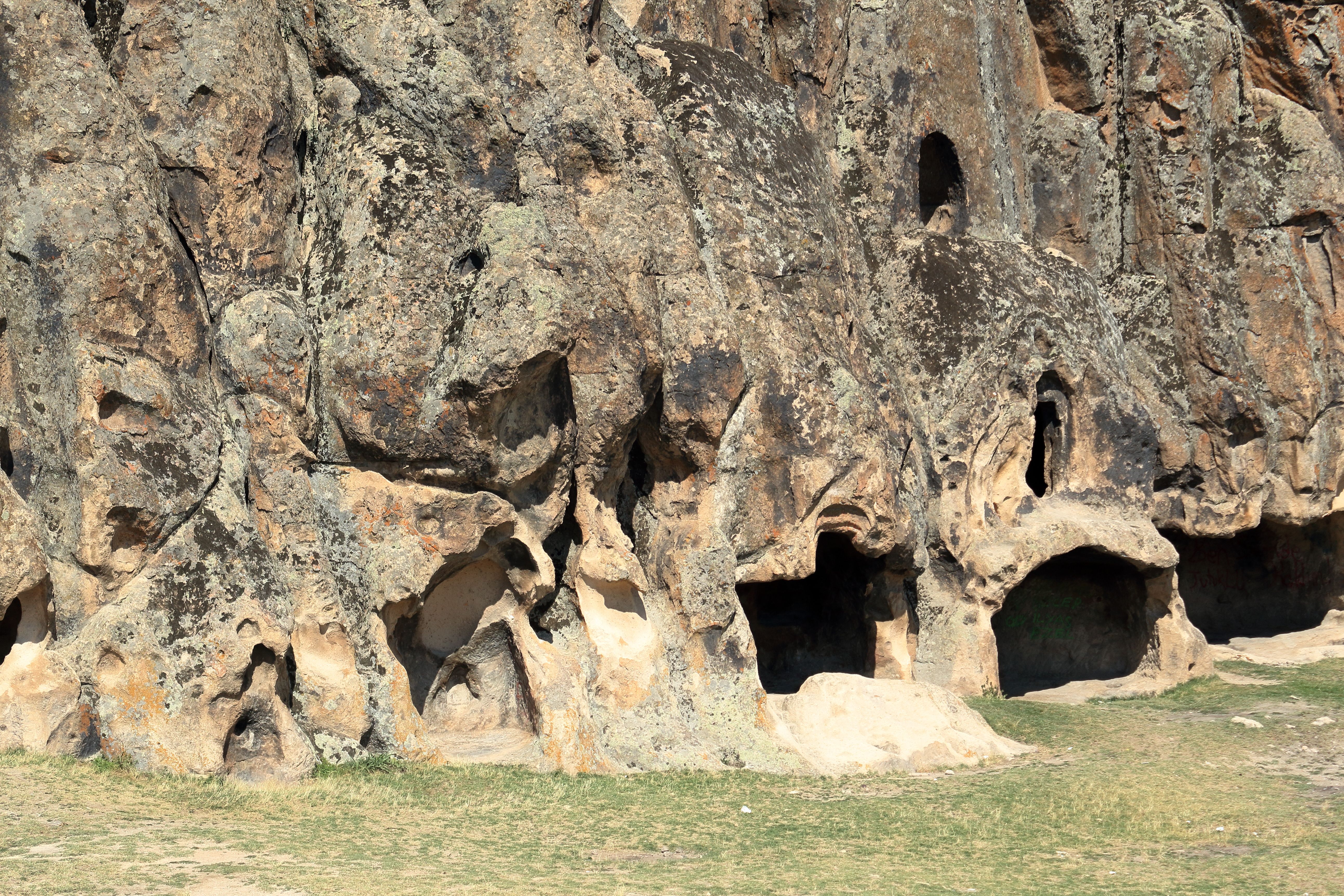 A cave with a large rock formation in the middle · Free Stock Photo