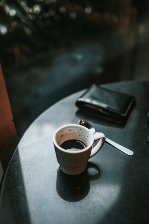 Eine Brieftasche Und Eine Weiße Keramikbecher Gefüllt Mit Kaffee Auf Einem Tisch