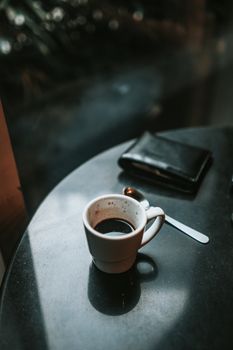 新德里咖啡馆的早晨，温暖被桌上的陶瓷咖啡杯捕捉到了