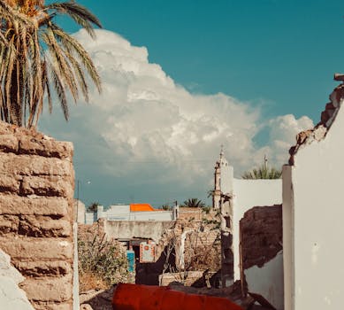 Rural scene of an abandoned structure under a vast blue sky in Pedro Meoqui, Mexico.