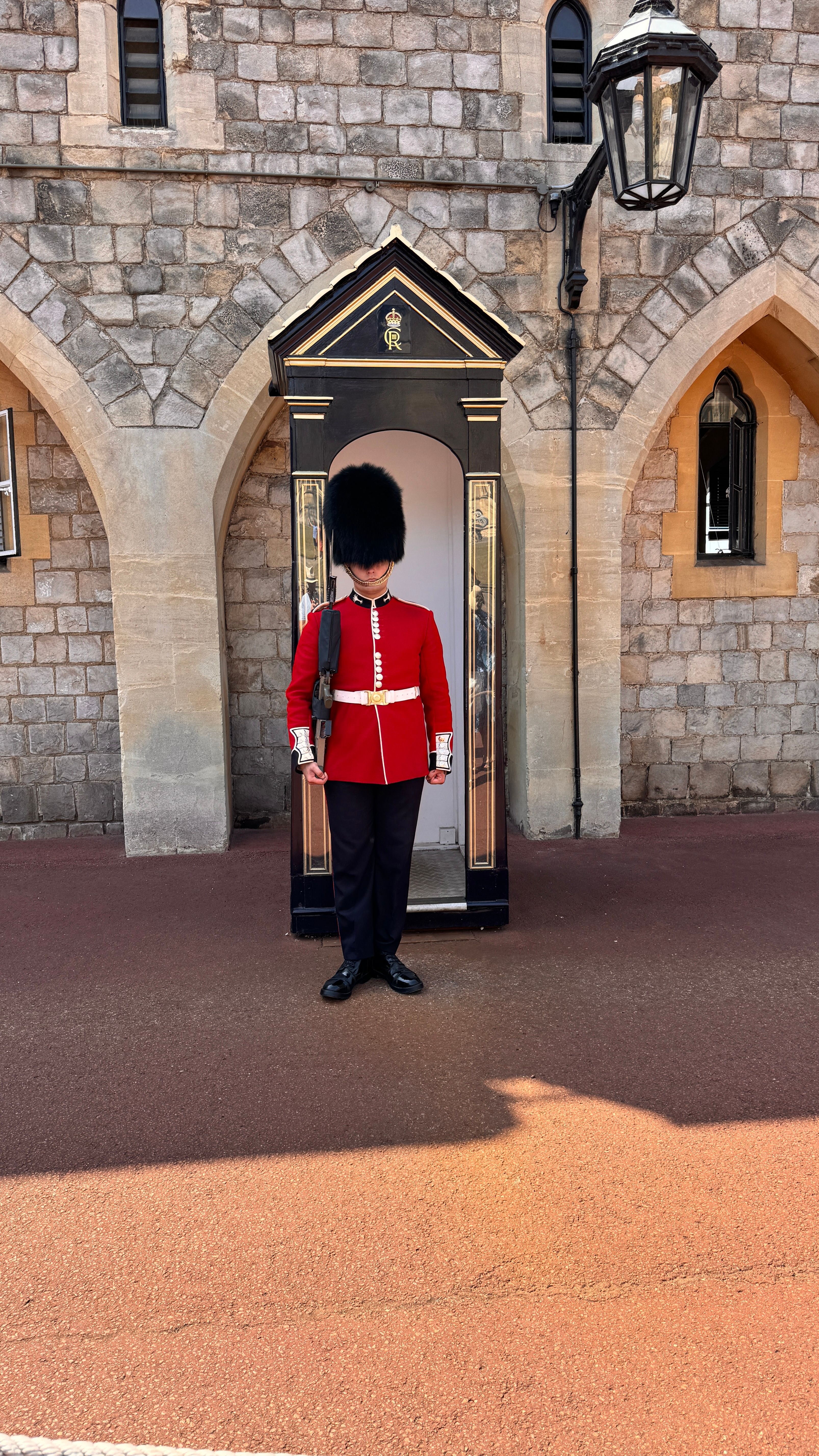 建物の前に立つイギリスの軍人 · 無料の写真素材