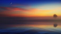 雾湖上，色彩缤纷的日出和新月构成宁静的场景，非常适合作为背景