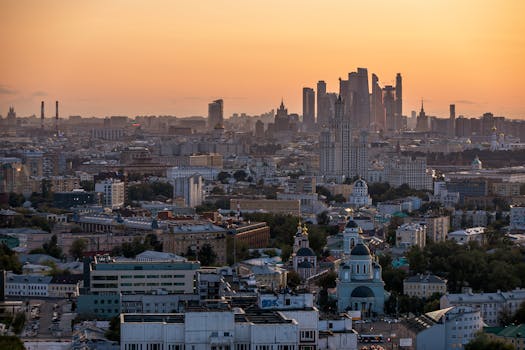 日落时分，莫斯科天际线的壮丽景色凸显了其标志性摩天大楼和历史建筑