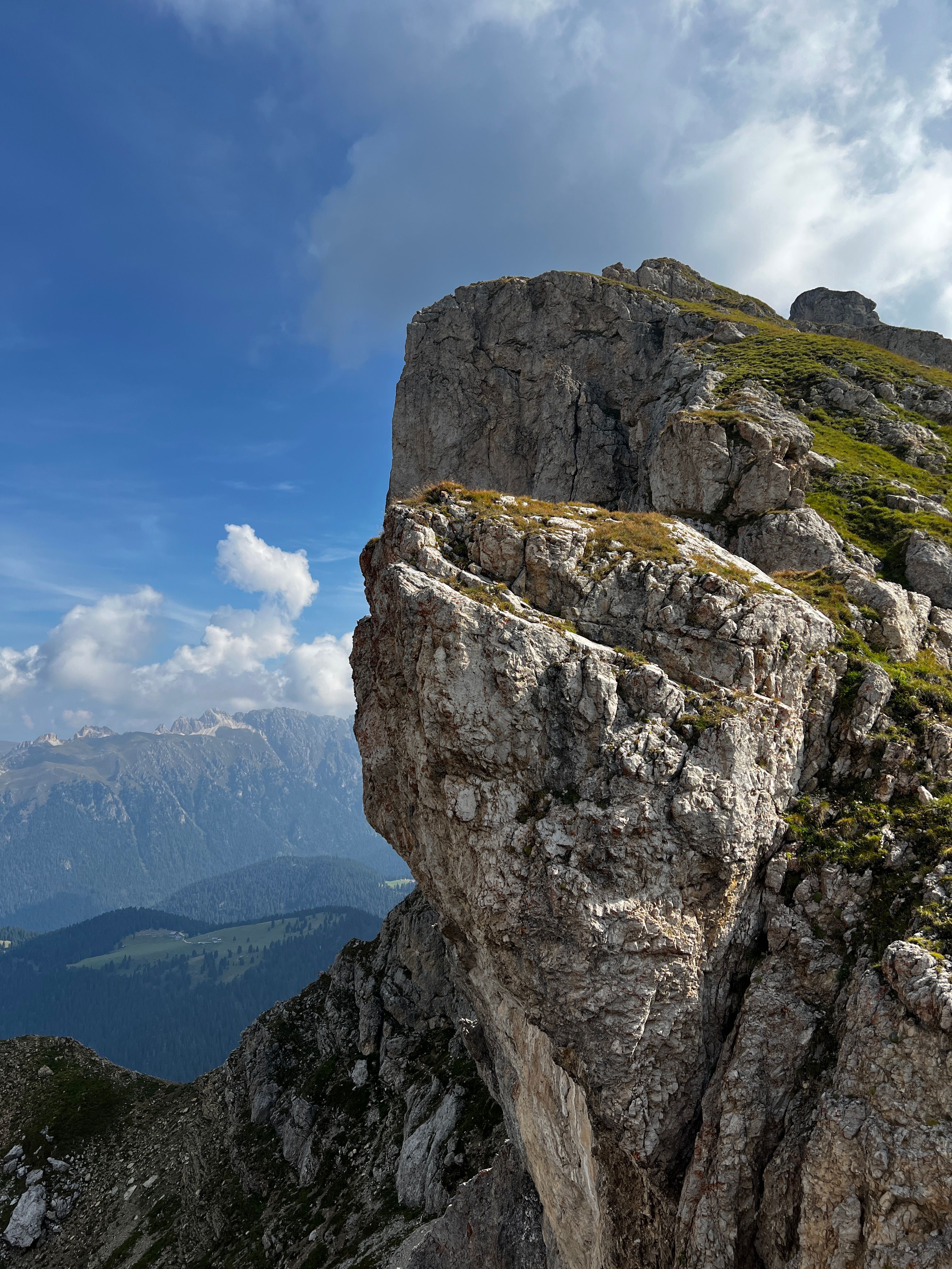 A mountain peak with a rocky cliff and grassy area · Free Stock Photo