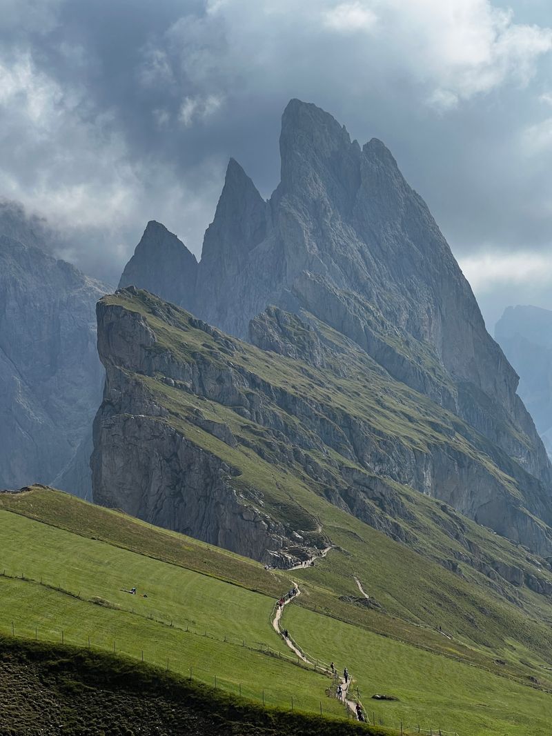 Potecă prin pajiște spre creasta Seceda