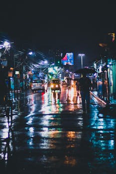 加尔各答充满活力的夜街，倒影潮湿，映照着城市生活