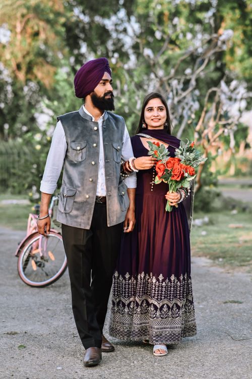 Free A couple walks hand in hand in Amritsar, capturing a moment of love and happiness outdoors. Stock Photo
