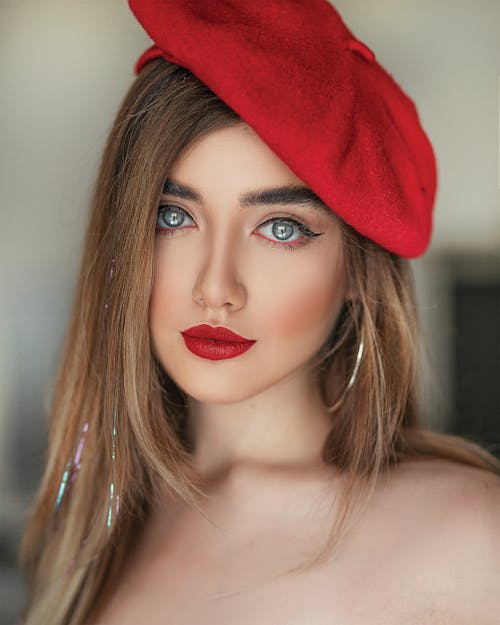 빨간 립스틱과 빨간 베레모 포즈에 여자의 초상화 사진