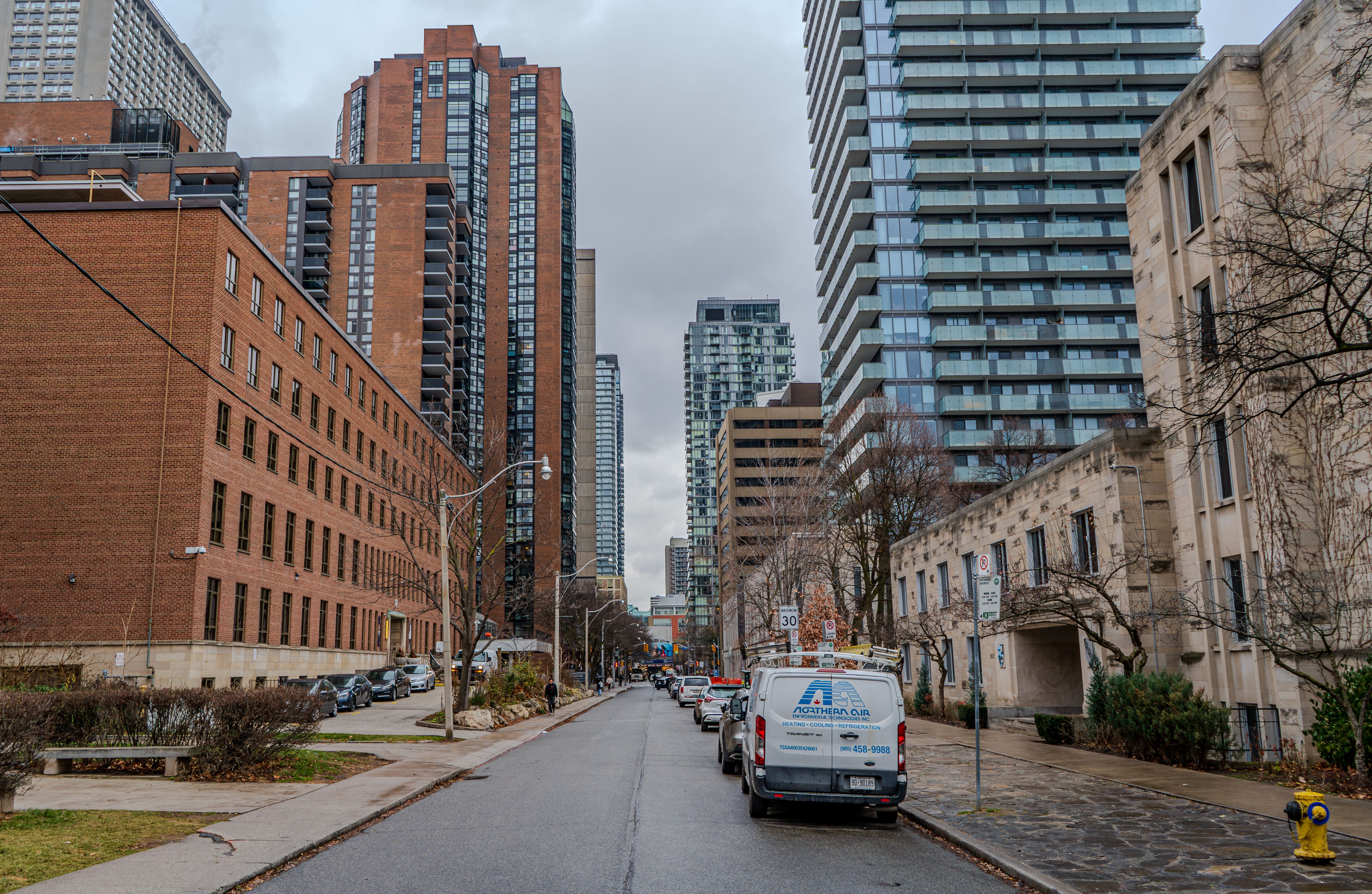 A city street with tall buildings and cars · Free Stock Photo