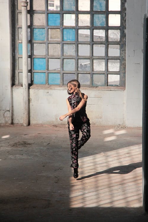 Ücretsiz Boş Binanın Içinde Dans Eden Kadın Fotoğrafı Stok Fotoğraflar