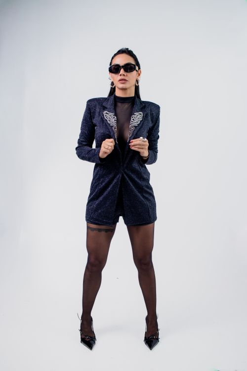 Free Elegant woman in chic blazer and sunglasses exuding confidence and style. Stock Photo