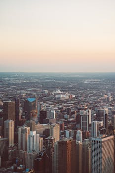 黄昏时分，从芝加哥摩天大楼鸟瞰，捕捉城市景观