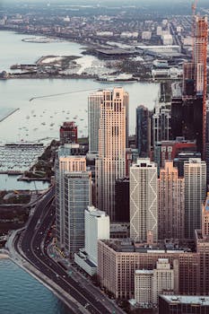 迷人的航拍照片捕捉到了现代城市景观，其中港口与摩天大楼交相辉映