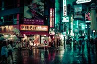 在涉谷灯火通明的繁华街道上夜游，捕捉东京的城市活力