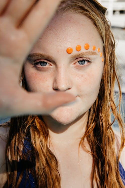 gratis Vrouwengezicht Met Oranje Stickers Stockfoto