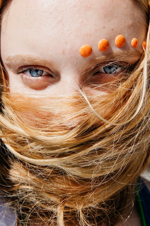 Fotografia De Close Up De Uma Mulher Cobrindo O Rosto Com O Cabelo