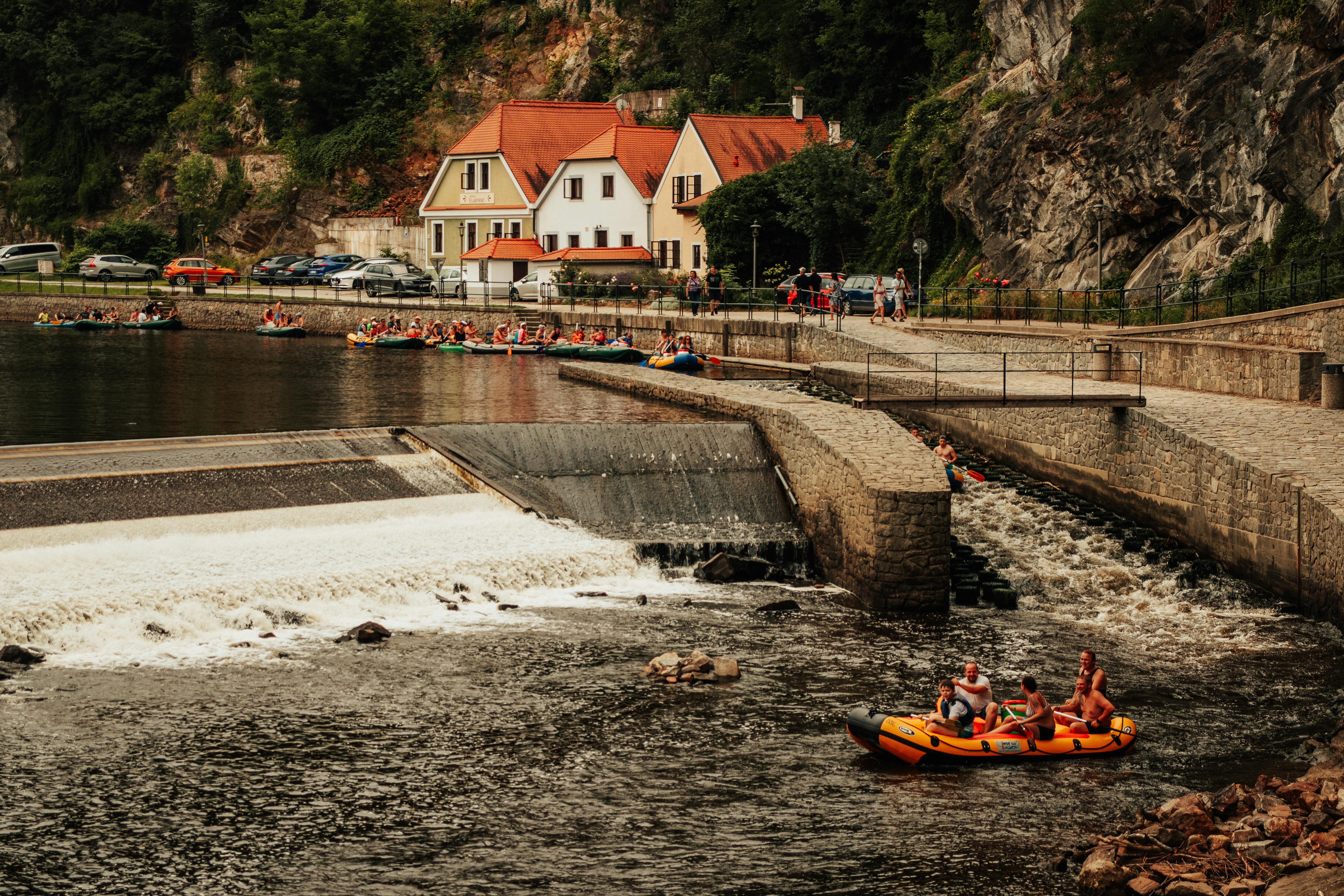 Rafting na pokojnej rieke ilustruje koordinované riadenie systémov vo vodnom prostredí