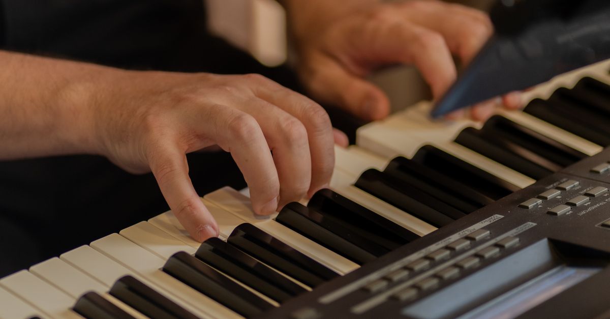 Keyboard Instrument Play A person playing an electronic keyboard · Free Stock Photo