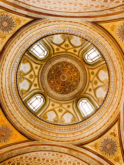 Free Captivating ornate ceiling dome in Fatih, Istanbul with exquisite patterns and warm tones. Stock Photo