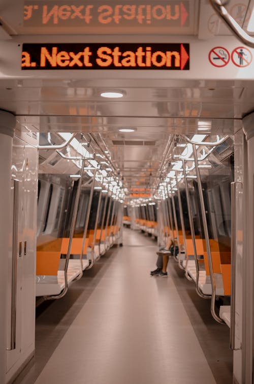 흰색과 주황색 기차 좌석