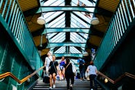 在现代城市的楼梯上，人们向上移动，展现了建筑设计与日常的忙碌