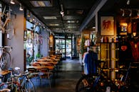 一家迷人的自行车店兼咖啡馆，在现代风格的环境中提供餐桌、老式自行车及自行车配件
