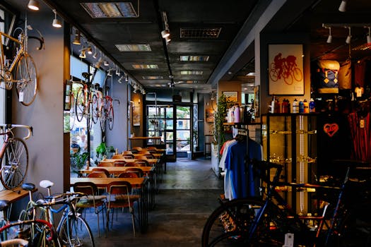 一家迷人的自行车店兼咖啡馆，在现代风格的环境中提供餐桌、老式自行车及自行车配件