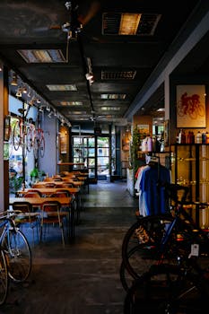 现代咖啡馆内部展示自行车，营造出独特的购物和餐饮体验