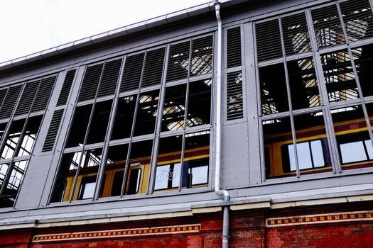 现代火车站的外观图像，展示了反射窗与城市建筑