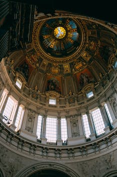 大教堂圆顶的错综复杂之美，通过令人惊叹的彩色玻璃和华丽的细节得以捕捉