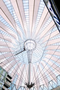 现代建筑的圆顶景观令人惊叹，其独特的几何设计和玻璃覆盖的天花板得以充分展现