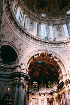从迷人的低角度望去，大教堂圆顶令人惊叹，上面装饰着复杂的艺术品和彩色玻璃
