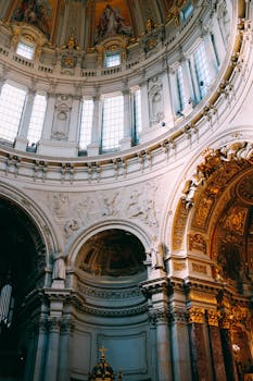 探索一座历史悠久的大教堂，其宏伟的内部展示了精致的建筑和宗教艺术