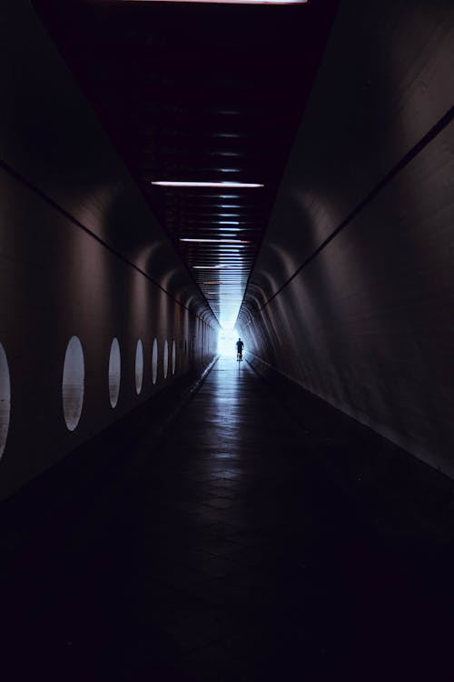 Silhouette D'homme à L'intérieur D'un Passage Sombre