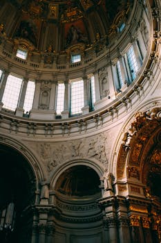 从低角度仰望，大教堂的圆顶令人惊叹，其复杂的结构和华丽的设计尽收眼底