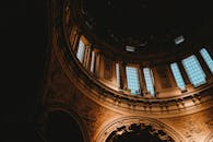 探索大教堂错综复杂的圆顶天花板，欣赏其展现的历史艺术与建筑风貌