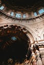 这座历史悠久的大教堂内部华丽的圆顶，展现了壮丽的景色和错综复杂的建筑结构