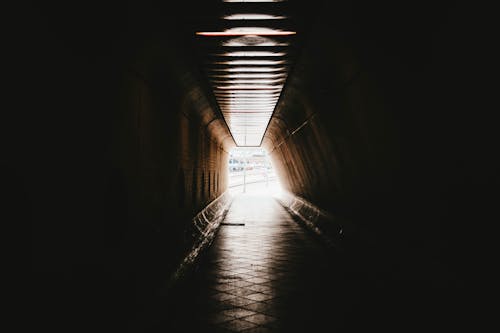 бесплатная Фотография темного туннеля Стоковое фото