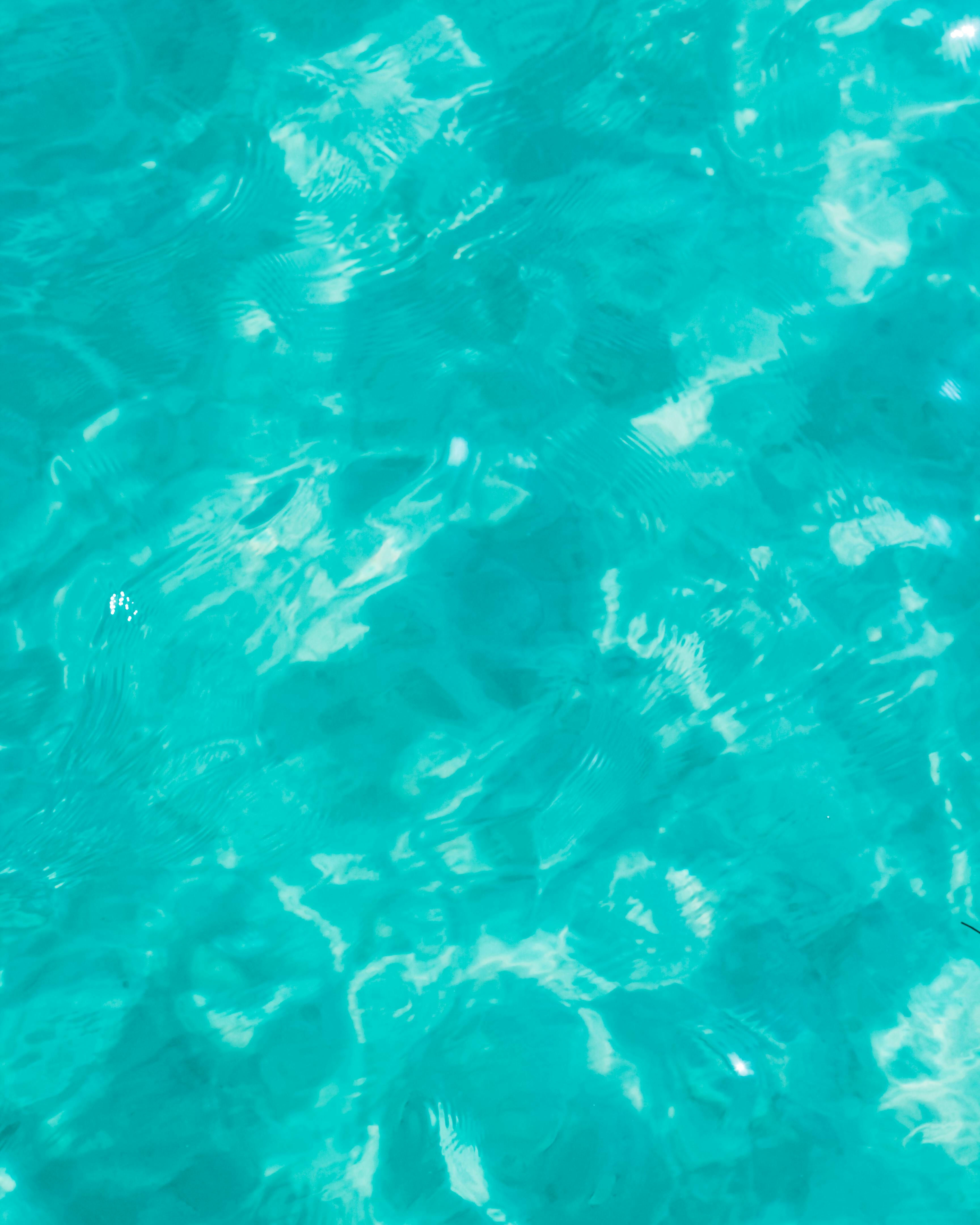 Vibrant turquoise ocean water with sunlit ripples captured in Progreso,Yucatán.