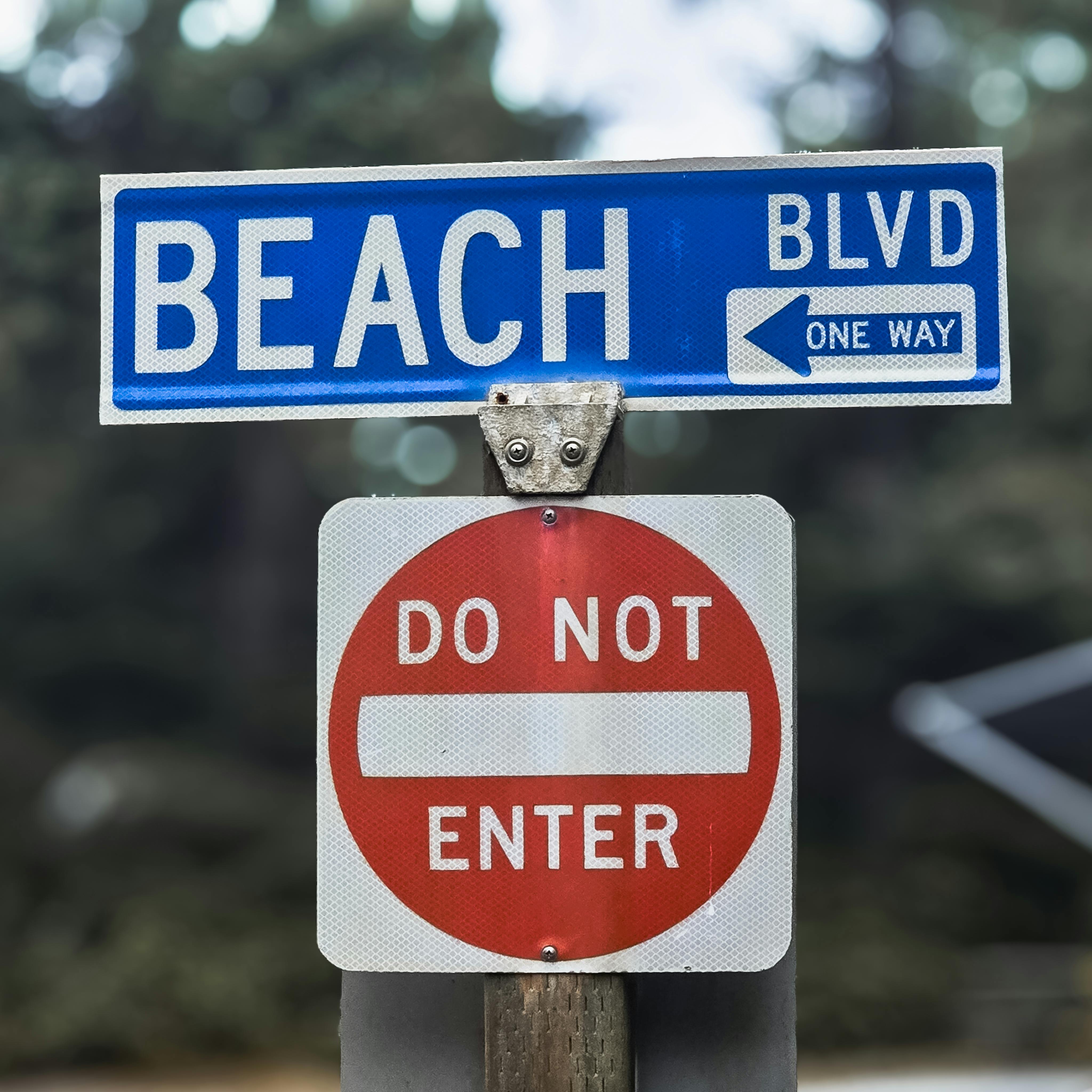 a street sign with the words beach and bldv