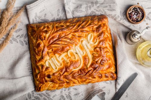 Free Top view of a beautifully decorated rustic pie on linen, suggesting a cozy homemade vibe. Stock Photo