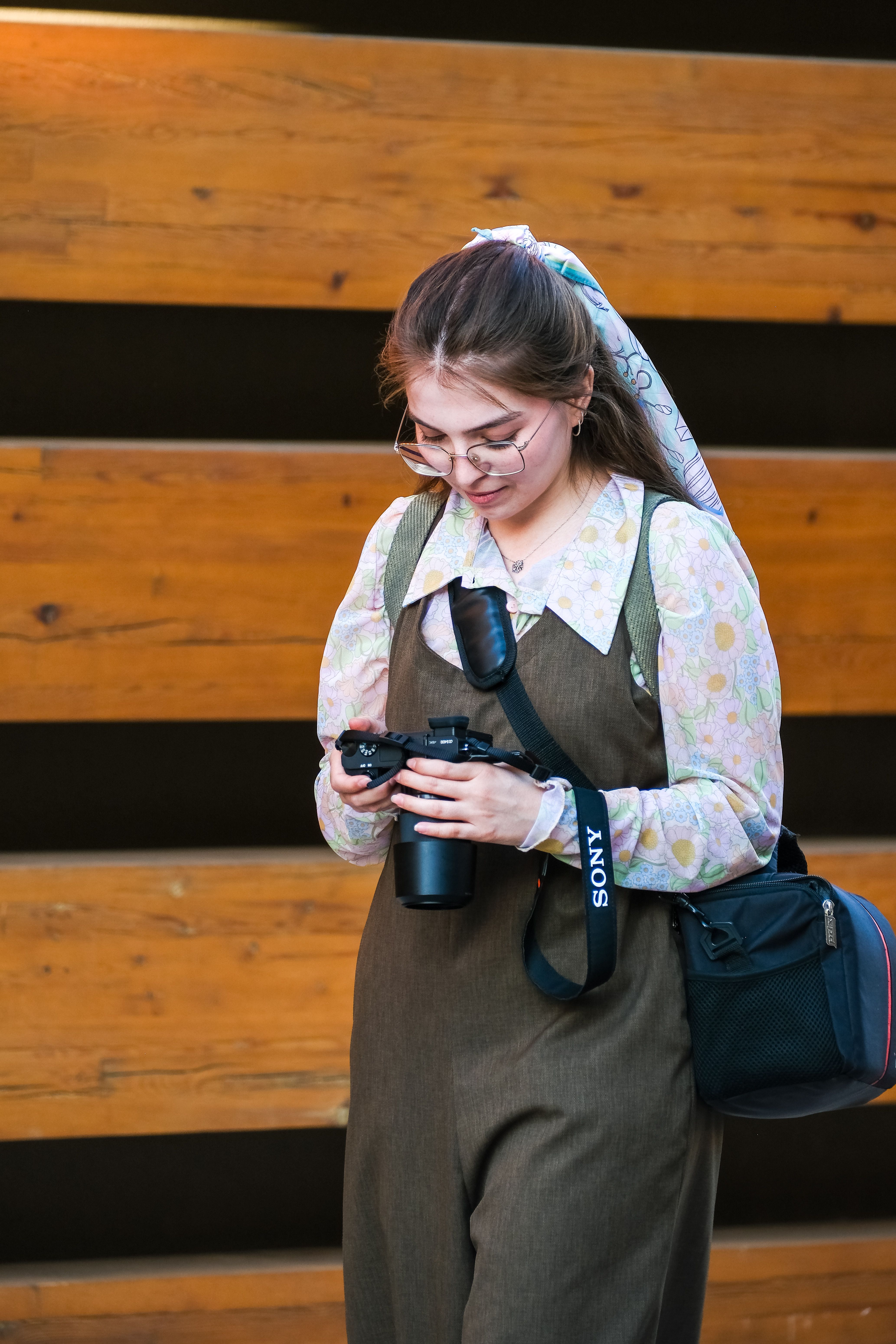 The girl checking her camera · Free Stock Photo