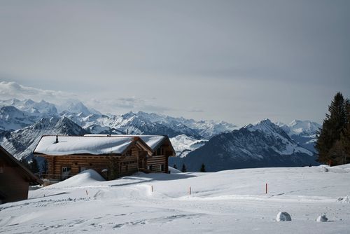 Free Cozy chalet nestled in snowy mountains, perfect winter getaway. Stock Photo