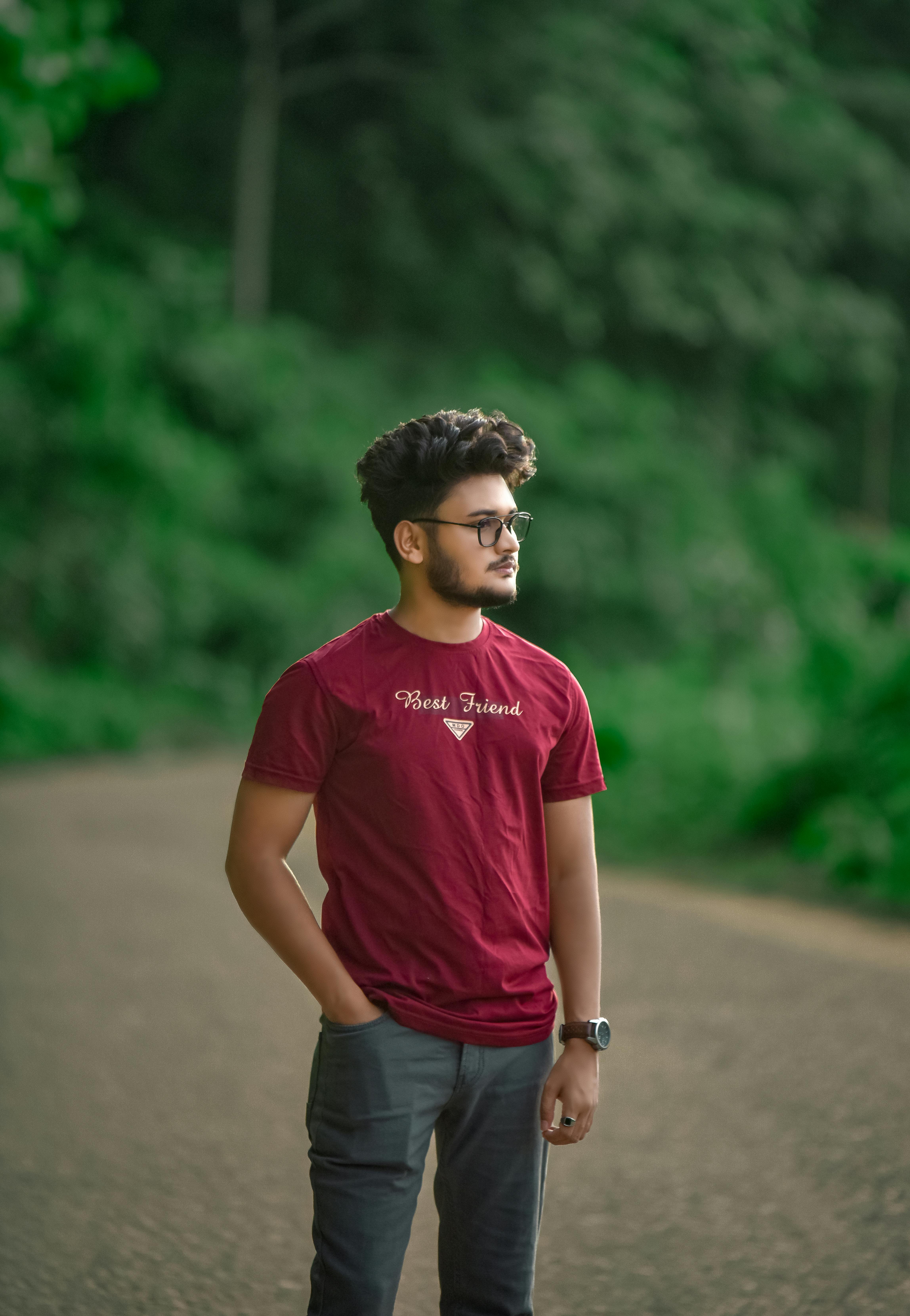 Gratis Joven De Pie En Un Sendero En La Naturaleza Foto de stock