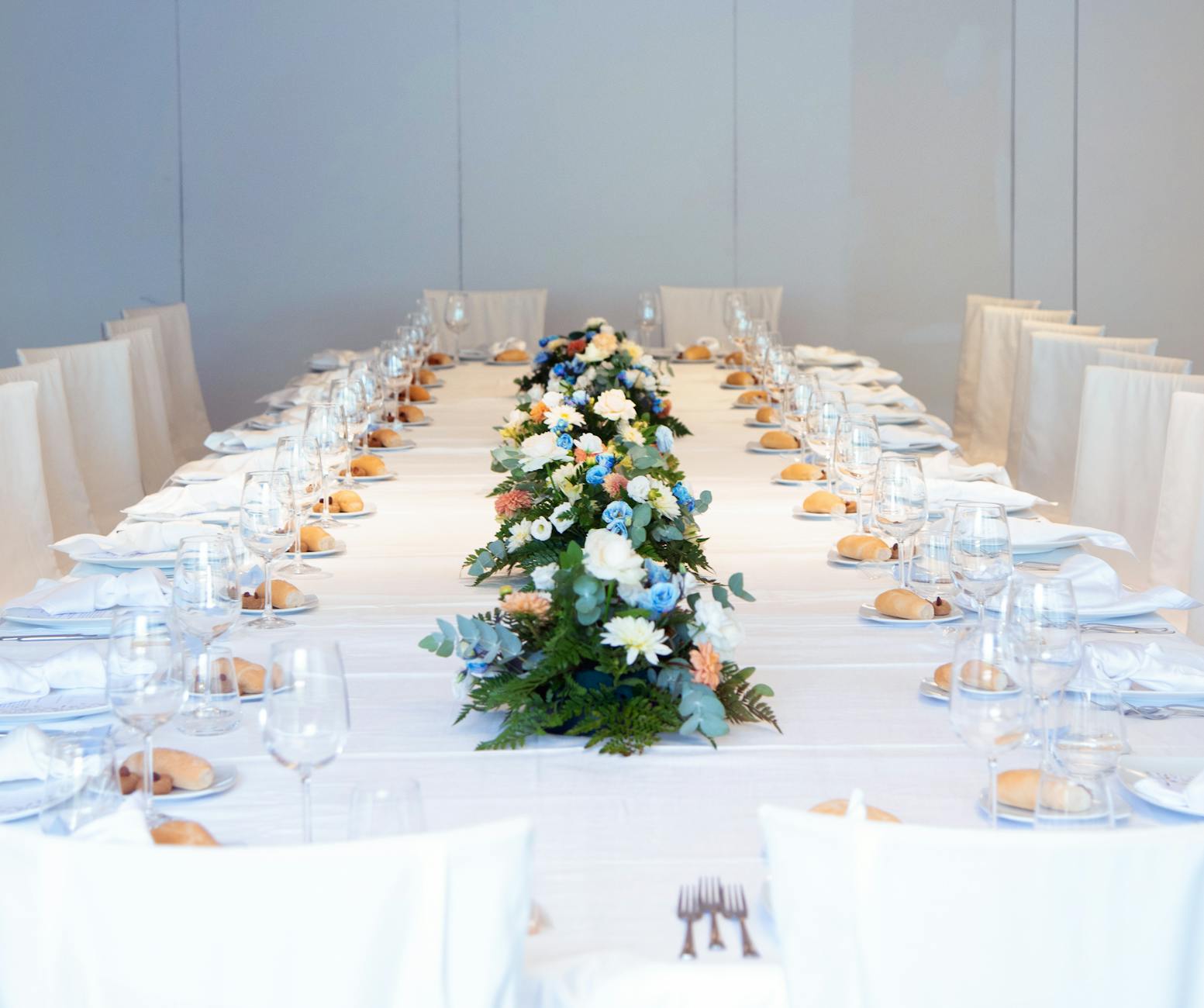 10 Must-See Non-Sporting Events at TD Garden That Will Blow You Away! 6 https://www.pexels.com/photo/a-long-table-with-white-linens-and-flowers-28179592/