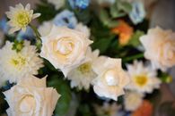 Dark moody floral arrangement - Photo by Enzo Iorio